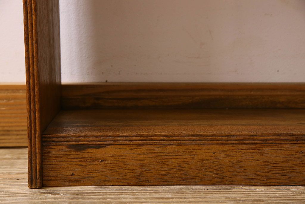 レトロ家具　昭和レトロ　古いラワン材の質感が味わい深い本棚(飾り棚、ディスプレイラック)