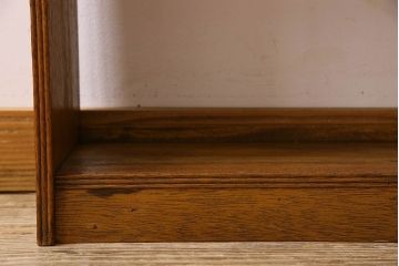 レトロ家具　昭和レトロ　古いラワン材の質感が味わい深い本棚(飾り棚、ディスプレイラック)