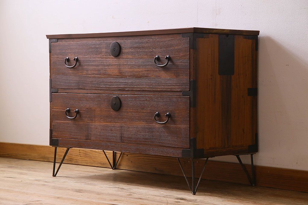 アンティーク家具　和製アンティーク　鉄脚付きの時代箪笥ローチェスト(ローボード、衣装箪笥、テレビ台)