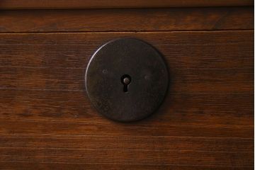 アンティーク家具　和製アンティーク　鉄脚付きの時代箪笥ローチェスト(ローボード、衣装箪笥、テレビ台)