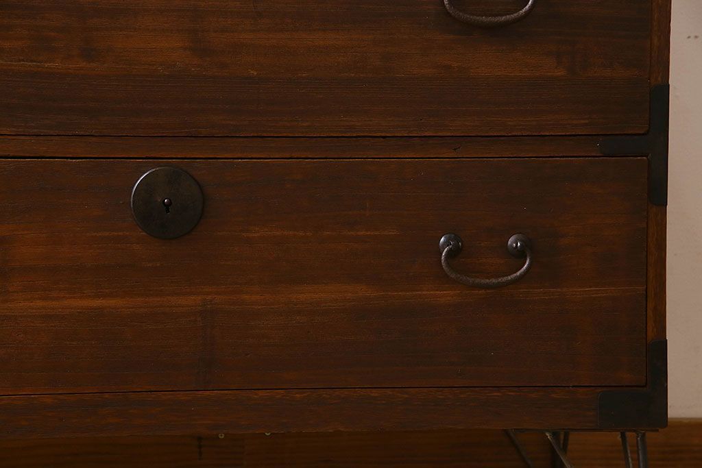 アンティーク家具　和製アンティーク　鉄脚付きの時代箪笥ローチェスト(ローボード、衣装箪笥、テレビ台)