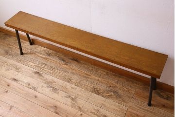 レトロ家具　昭和レトロ　ナラ材一枚板の重厚な鉄脚ベンチ(長椅子、アイアンベンチ)(1)