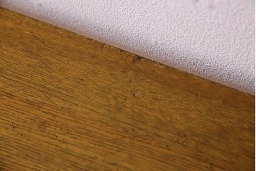 レトロ家具　昭和レトロ　ナラ材一枚板の重厚な鉄脚ベンチ(長椅子、アイアンベンチ)(2)