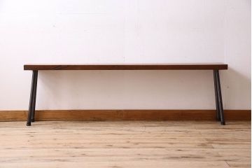 レトロ家具　昭和レトロ　古い松材の質感が味わい深い鉄脚ベンチ(長椅子、アイアンベンチ)