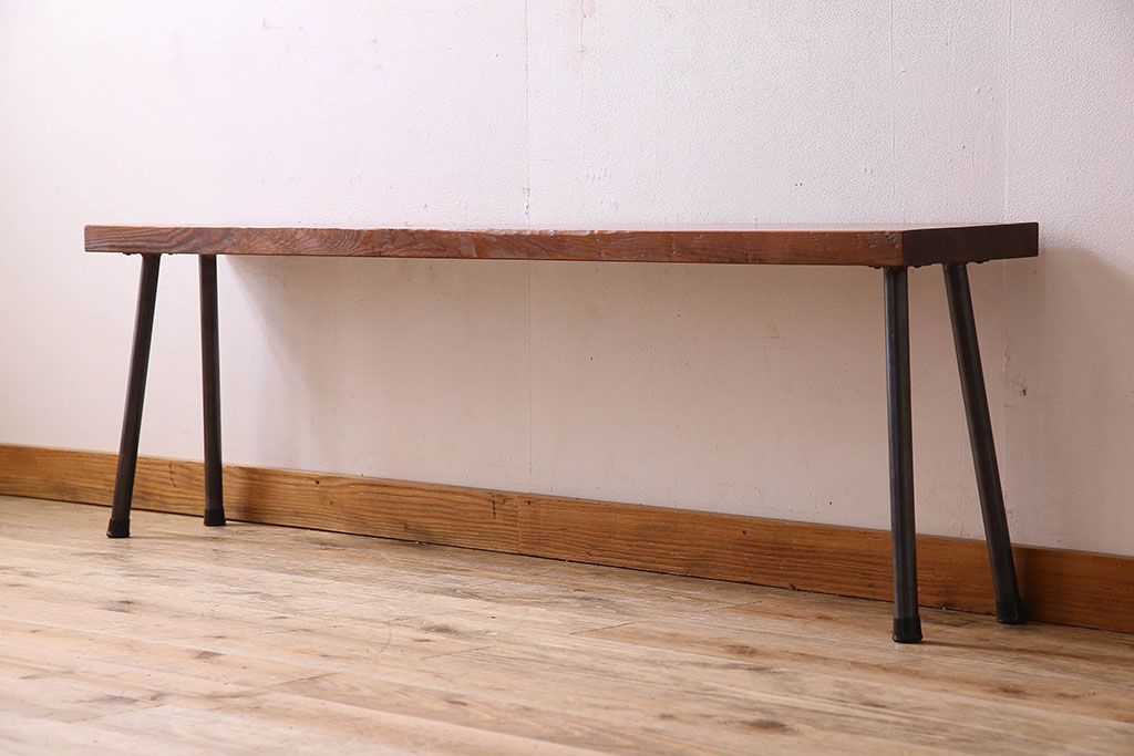 レトロ家具　昭和レトロ　古い松材の質感が味わい深い鉄脚ベンチ(長椅子、アイアンベンチ)