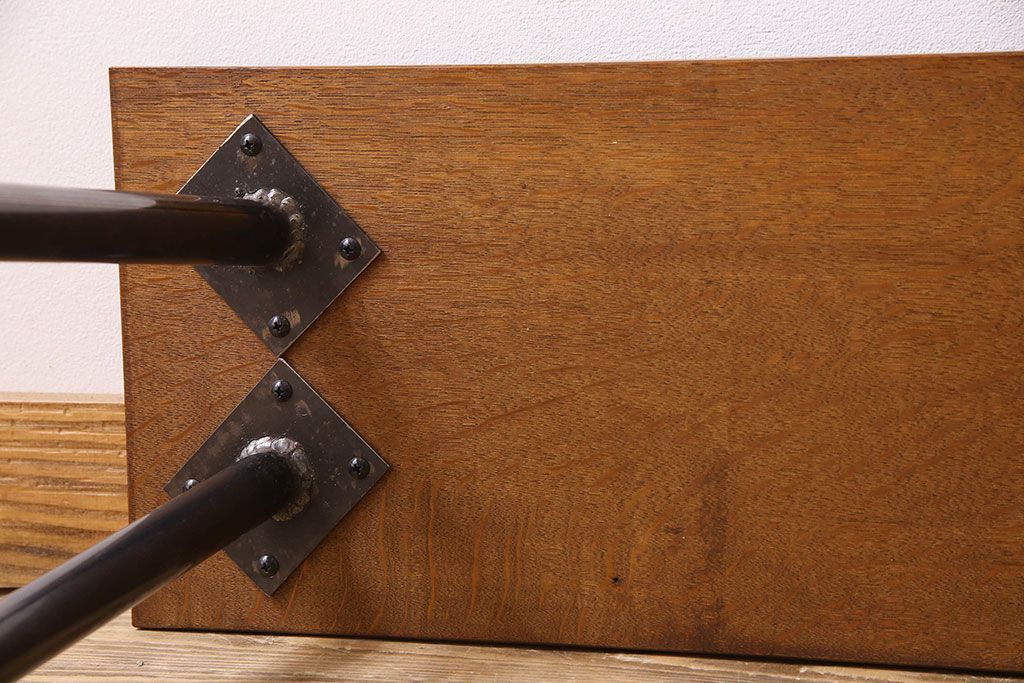 レトロ家具　昭和レトロ　ナラ材一枚板の重厚な鉄脚ベンチ(長椅子、アイアンベンチ)(3)