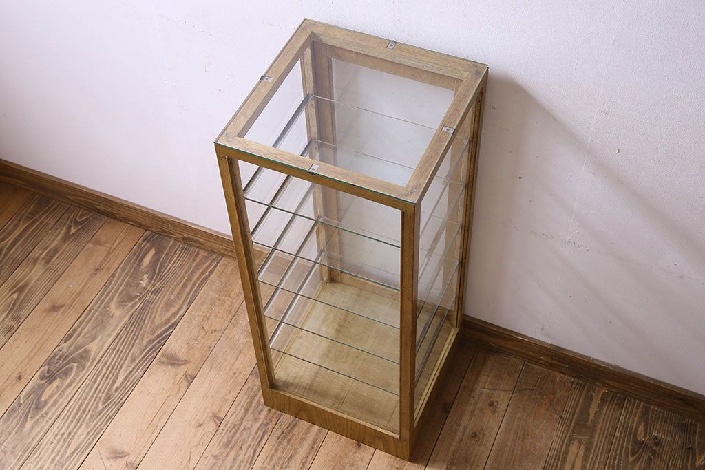 レトロ家具　昭和レトロ　4面ガラスの小振りなガラスケース(ショーケース、収納棚、陳列棚)