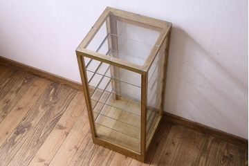 レトロ家具　昭和レトロ　4面ガラスの小振りなガラスケース(ショーケース、収納棚、陳列棚)
