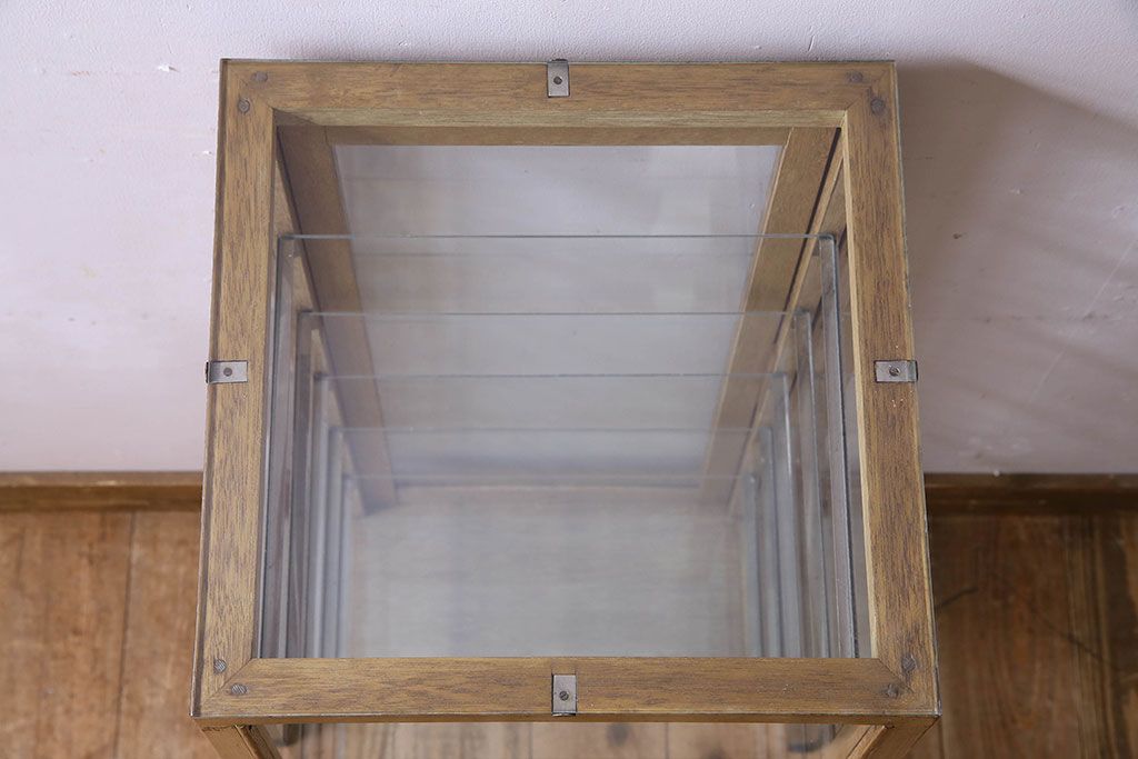 レトロ家具　昭和レトロ　4面ガラスの小振りなガラスケース(ショーケース、収納棚、陳列棚)