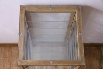 レトロ家具　昭和レトロ　4面ガラスの小振りなガラスケース(ショーケース、収納棚、陳列棚)