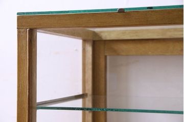 レトロ家具　昭和レトロ　4面ガラスの小振りなガラスケース(ショーケース、収納棚、陳列棚)