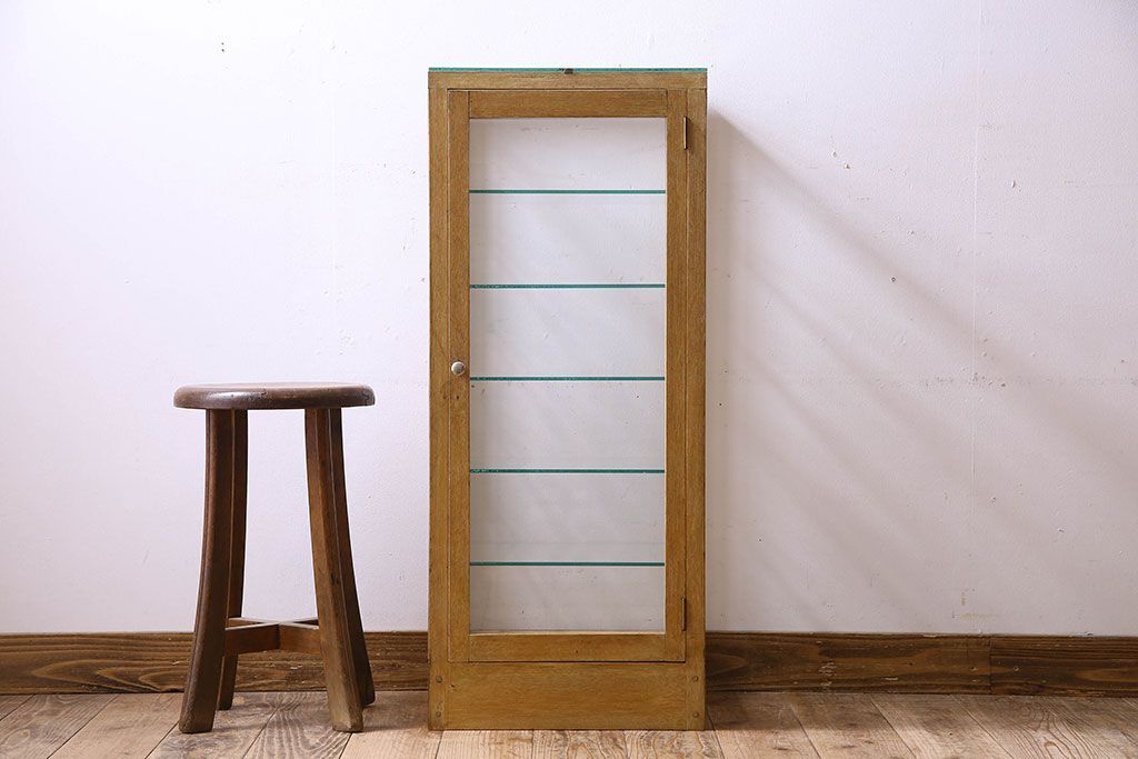 レトロ家具　昭和レトロ　4面ガラスの小振りなガラスケース(ショーケース、収納棚、陳列棚)