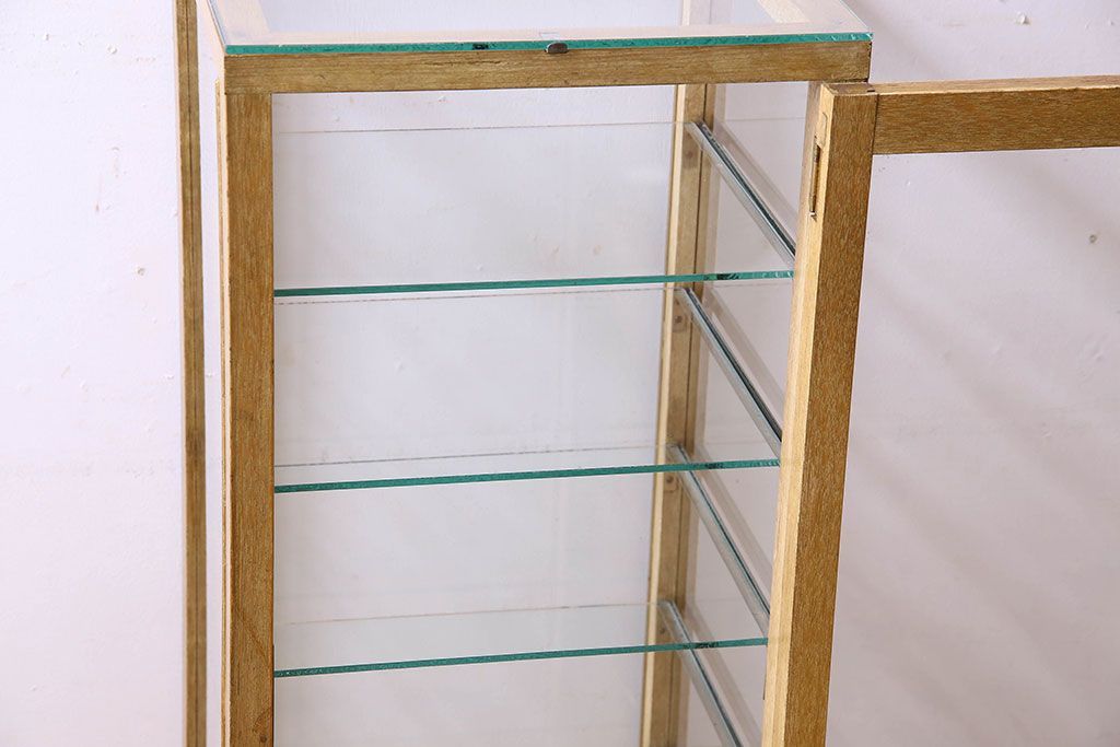 レトロ家具　昭和レトロ　4面ガラスの小振りなガラスケース(ショーケース、収納棚、陳列棚)