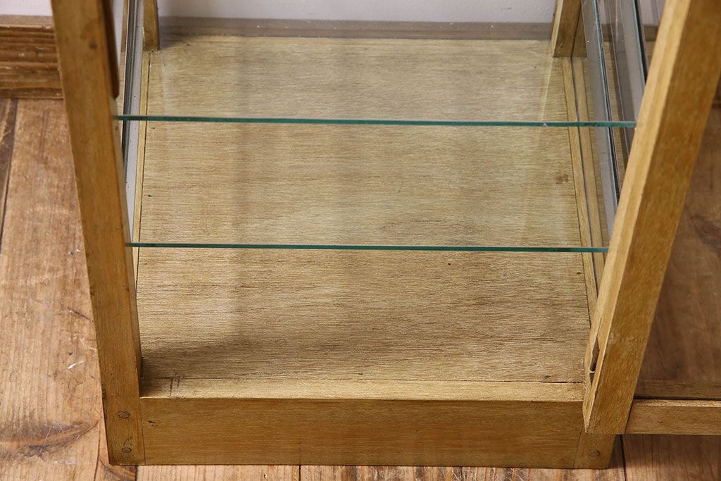 レトロ家具　昭和レトロ　4面ガラスの小振りなガラスケース(ショーケース、収納棚、陳列棚)