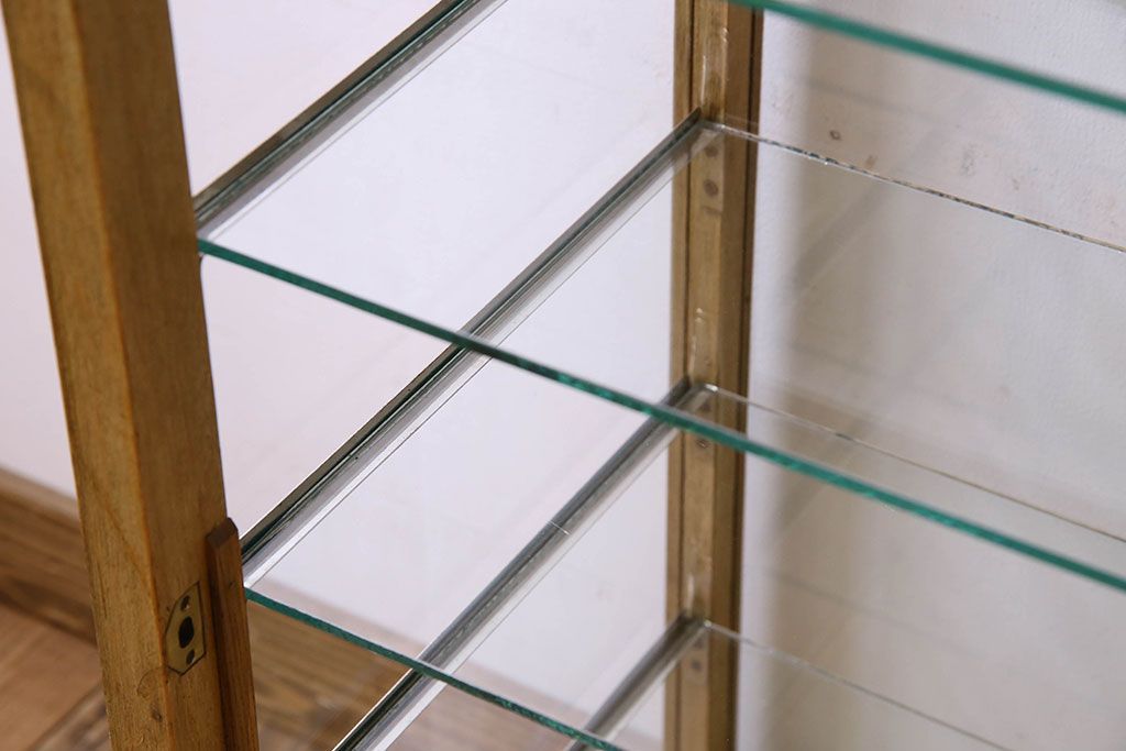 レトロ家具　昭和レトロ　4面ガラスの小振りなガラスケース(ショーケース、収納棚、陳列棚)