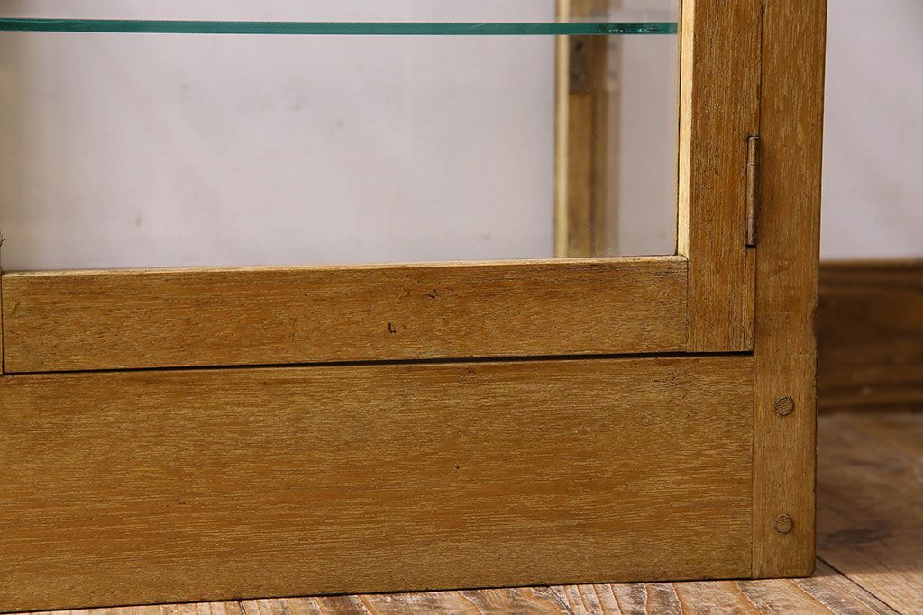 レトロ家具　昭和レトロ　4面ガラスの小振りなガラスケース(ショーケース、収納棚、陳列棚)