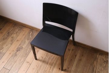 中古　ブランド家具　Kartell(カルテル)製　Lizz(リッツ)　モダンなデザインのチェア(椅子、  ダイニングチェア)(定価約3万3千円)(1)