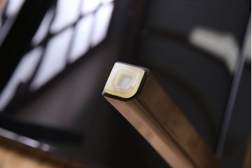 中古　ブランド家具　Kartell(カルテル)製　Lizz(リッツ)　モダンなデザインのチェア(椅子、  ダイニングチェア)(定価約3万3千円)(1)