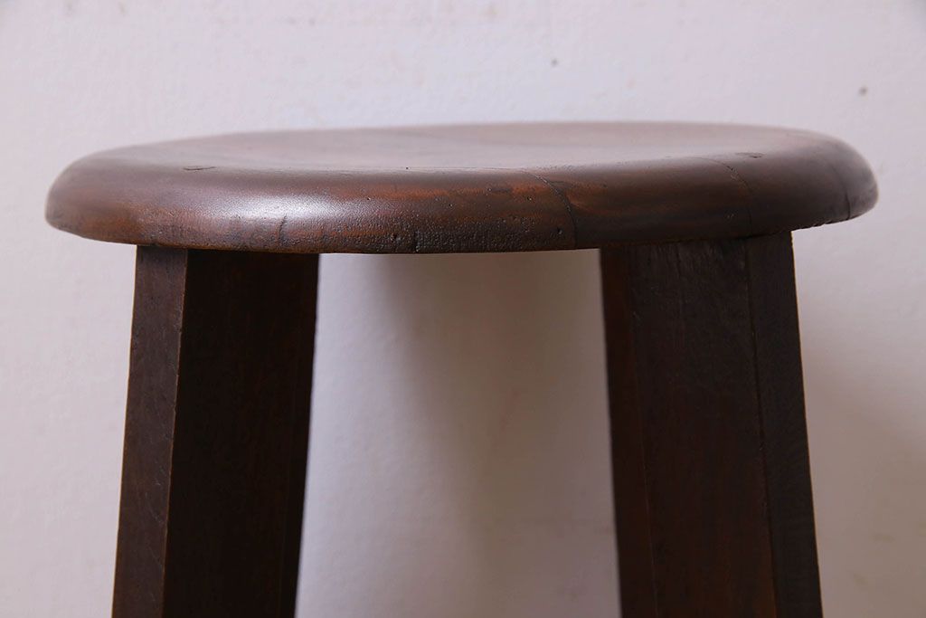レトロ家具　昭和レトロ　落ち着きのある木の質感が味わい深い丸型スツール(椅子、丸イス)(1)