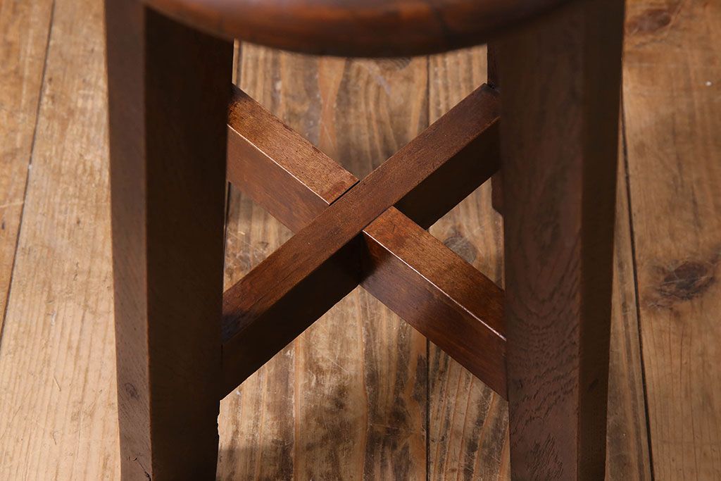 レトロ家具　昭和レトロ　落ち着きのある木の質感が味わい深い丸型スツール(椅子、丸イス)(1)