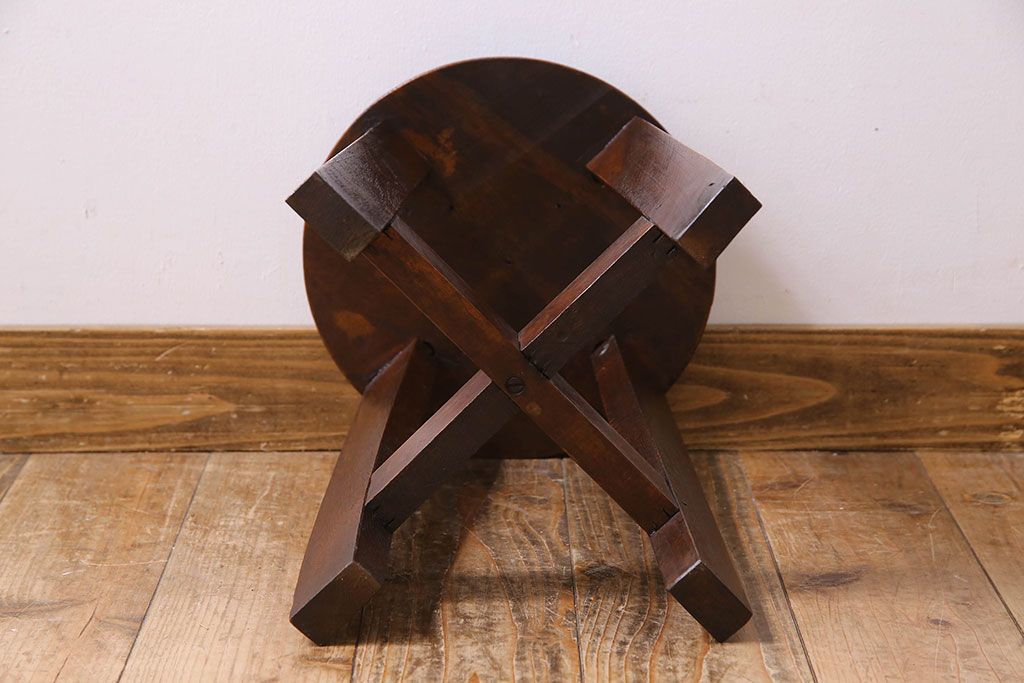 レトロ家具　昭和レトロ　落ち着きのある木の質感が味わい深い丸型スツール(椅子、丸イス)(1)