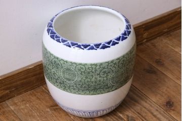 アンティーク雑貨　古民具・骨董　昭和期　小さな瀬戸火鉢(陶磁器、鉢カバー)(1)
