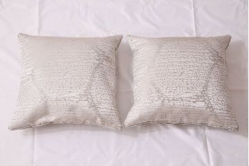 アンティーク雑貨　中古　ブランド家具　ixc.(イクスシー)製　デダール(Dedar)　クッション・ホワイト2個セット(定価約3万6千円)
