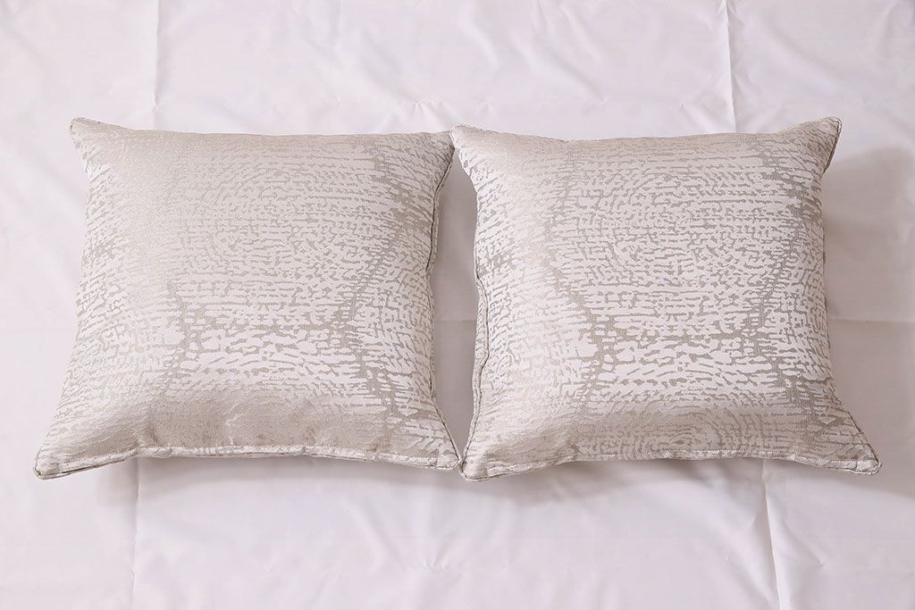 アンティーク雑貨　中古　ブランド家具　ixc.(イクスシー)製　デダール(Dedar)　クッション・ホワイト2個セット(定価約3万6千円)