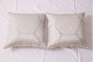 アンティーク雑貨　中古　ブランド家具　ixc.(イクスシー)製　デダール(Dedar)　クッション・ホワイト2個セット(定価約3万6千円)