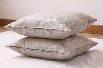 アンティーク雑貨　中古　ブランド家具　ixc.(イクスシー)製　デダール(Dedar)　クッション・ホワイト2個セット(定価約3万6千円)