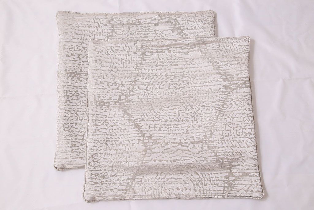 アンティーク雑貨　中古　ブランド家具　ixc.(イクスシー)製　デダール(Dedar)　クッション・ホワイト2個セット(定価約3万6千円)