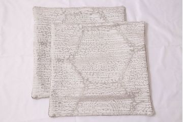 アンティーク雑貨　中古　ブランド家具　ixc.(イクスシー)製　デダール(Dedar)　クッション・ホワイト2個セット(定価約3万6千円)