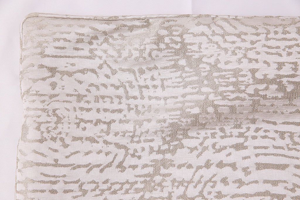 アンティーク雑貨　中古　ブランド家具　ixc.(イクスシー)製　デダール(Dedar)　クッション・ホワイト2個セット(定価約3万6千円)