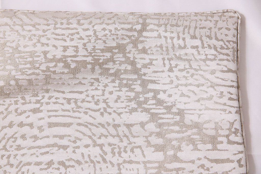 アンティーク雑貨　中古　ブランド家具　ixc.(イクスシー)製　デダール(Dedar)　クッション・ホワイト2個セット(定価約3万6千円)