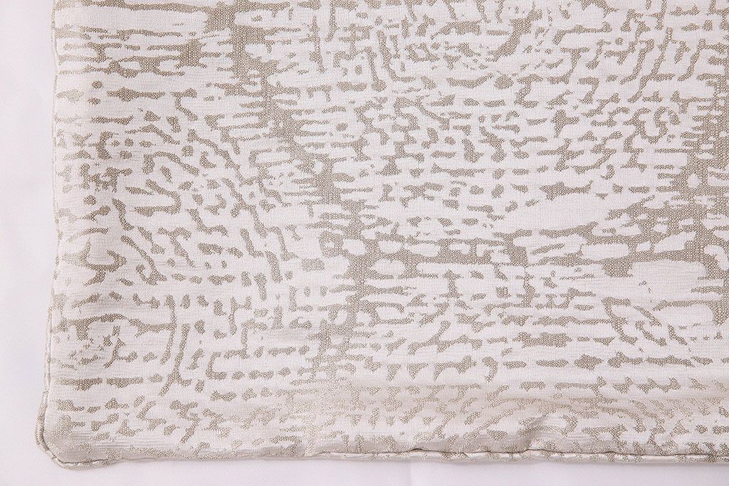 アンティーク雑貨　中古　ブランド家具　ixc.(イクスシー)製　デダール(Dedar)　クッション・ホワイト2個セット(定価約3万6千円)