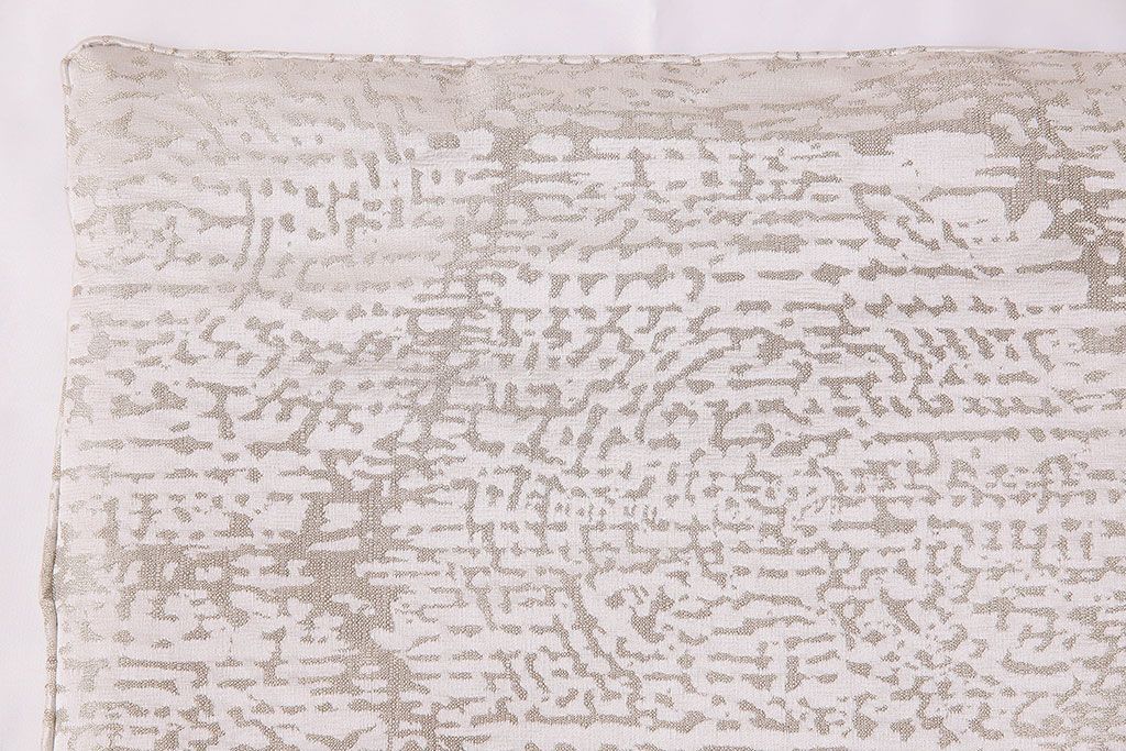 アンティーク雑貨　中古　ブランド家具　ixc.(イクスシー)製　デダール(Dedar)　クッション・ホワイト2個セット(定価約3万6千円)