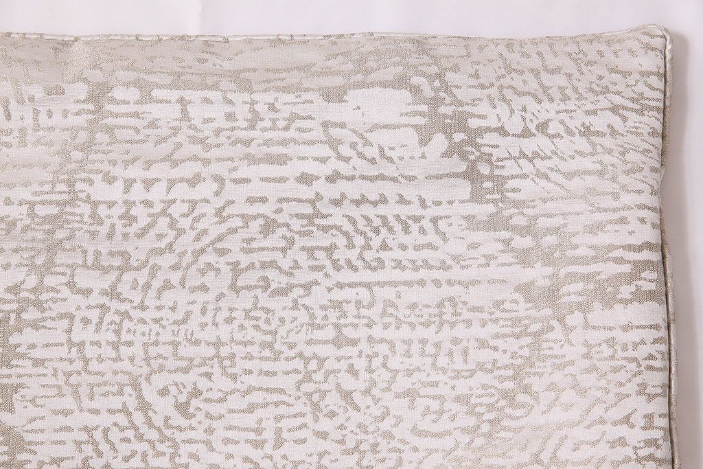 アンティーク雑貨　中古　ブランド家具　ixc.(イクスシー)製　デダール(Dedar)　クッション・ホワイト2個セット(定価約3万6千円)