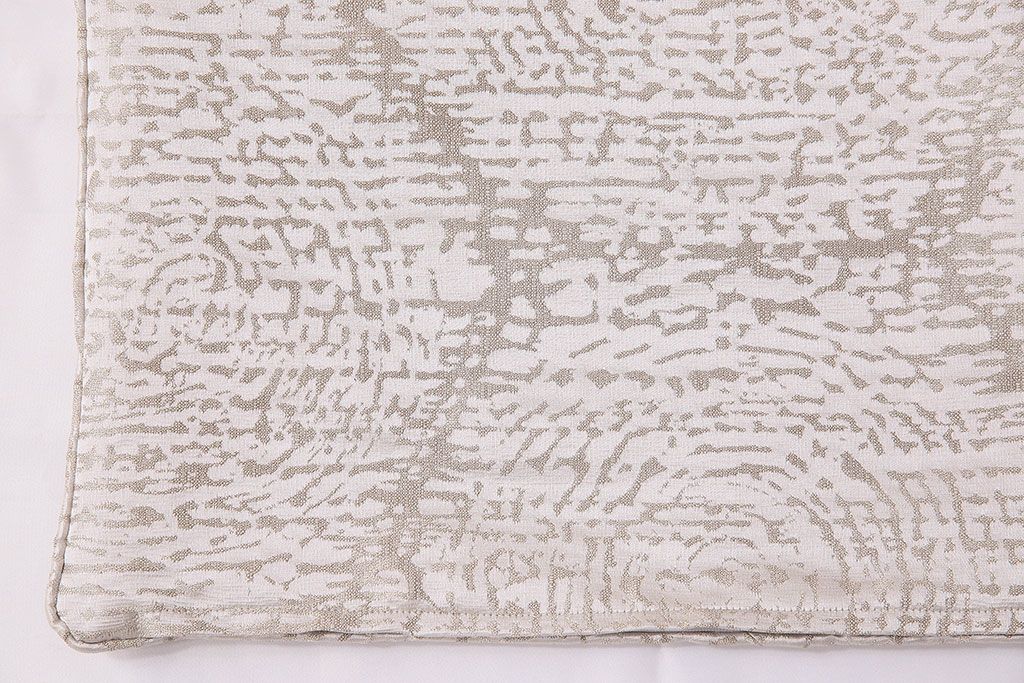 アンティーク雑貨　中古　ブランド家具　ixc.(イクスシー)製　デダール(Dedar)　クッション・ホワイト2個セット(定価約3万6千円)