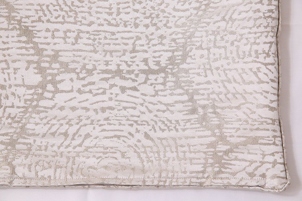 アンティーク雑貨　中古　ブランド家具　ixc.(イクスシー)製　デダール(Dedar)　クッション・ホワイト2個セット(定価約3万6千円)