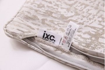 アンティーク雑貨　中古　ブランド家具　ixc.(イクスシー)製　デダール(Dedar)　クッション・ホワイト2個セット(定価約3万6千円)