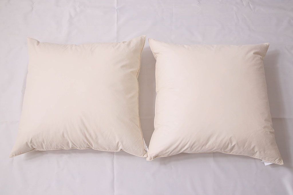 アンティーク雑貨　中古　ブランド家具　ixc.(イクスシー)製　デダール(Dedar)　クッション・ホワイト2個セット(定価約3万6千円)