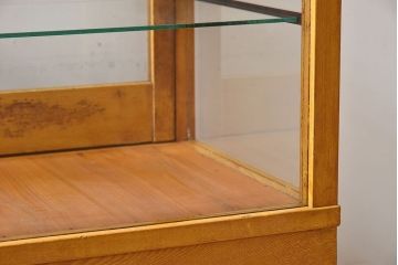 【U様ご成約済み】昭和レトロ　可愛らしい脚のデザインが素敵なガラスケース(ショーケース、飾り棚、陳列棚)