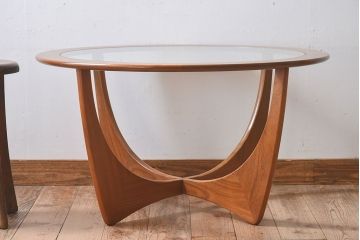 G-PLAN(ジープラン)　北欧家具　デザインの効いた足が特徴のガラストップラウンドテーブル(センターテーブル、コーヒーテーブル、サイドテーブル)