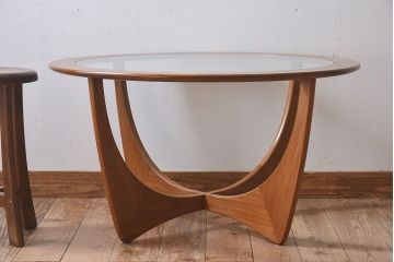 G-PLAN(ジープラン)　北欧家具　デザインの効いた足が特徴のガラストップラウンドテーブル(センターテーブル、コーヒーテーブル、サイドテーブル)