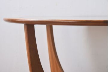 G-PLAN(ジープラン)　北欧家具　デザインの効いた足が特徴のガラストップラウンドテーブル(センターテーブル、コーヒーテーブル、サイドテーブル)