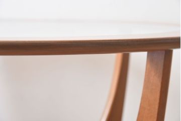 G-PLAN(ジープラン)　北欧家具　デザインの効いた足が特徴のガラストップラウンドテーブル(センターテーブル、コーヒーテーブル、サイドテーブル)