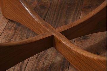 G-PLAN(ジープラン)　北欧家具　デザインの効いた足が特徴のガラストップラウンドテーブル(センターテーブル、コーヒーテーブル、サイドテーブル)