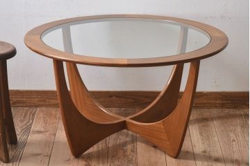 G-PLAN(ジープラン)　北欧家具　デザインの効いた足が特徴のガラストップラウンドテーブル(センターテーブル、コーヒーテーブル、サイドテーブル)