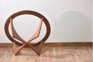 G-PLAN(ジープラン)　北欧家具　デザインの効いた足が特徴のガラストップラウンドテーブル(センターテーブル、コーヒーテーブル、サイドテーブル)
