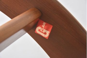 G-PLAN(ジープラン)　北欧家具　デザインの効いた足が特徴のガラストップラウンドテーブル(センターテーブル、コーヒーテーブル、サイドテーブル)